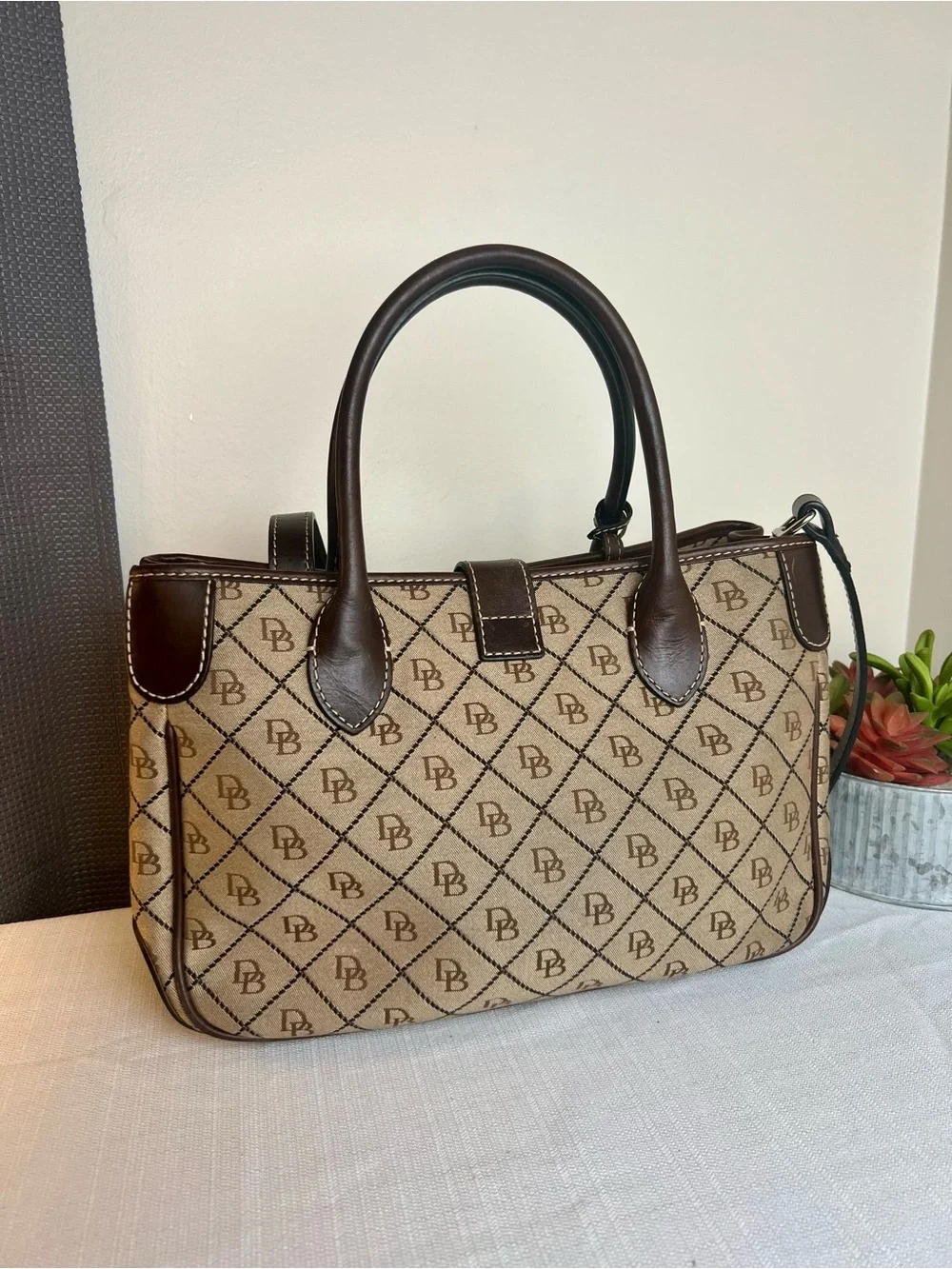 Dooney & Bourke structured dooney
